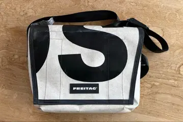 FREITAG 메신저 백 화이트/블랙