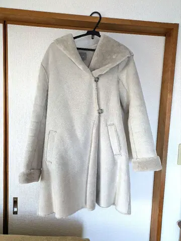 후드 부착 크림색 무스탕 코트