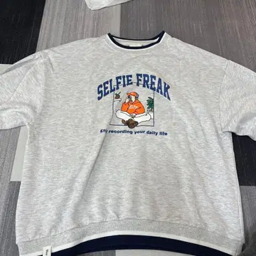 SELFIE FREAK 그레이 맨투맨 L