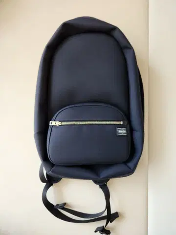 네이비 백팩 프론트 포켓 부착