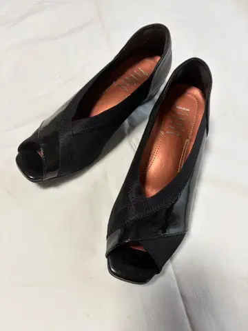 fitfit 블랙 오픈토 로우힐 펌프스