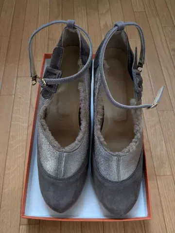 펠레테르노 앵클 스트랩 하이힐 그레이/실버