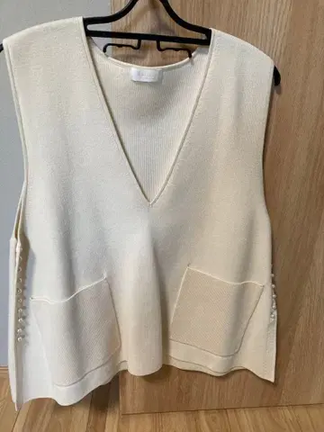 [ Ballsey ] 아이보리 V넥 니트 베스트 펄 버튼 포함
