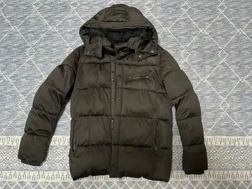 후드 부착 블랙 다운 자켓