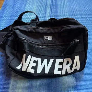 NEW ERA 바디백 블랙