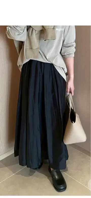 이번 시즌 미사용 Mila Owen 블랙 샤이니 벌룬 스커트