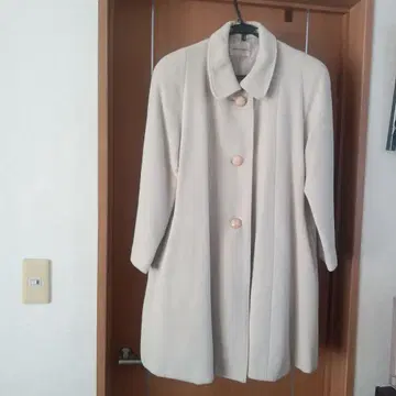 아이보리 버튼 달린 롱 코트 울 100%