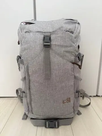 새상품급 트레킹용 백팩 그레이 20리터