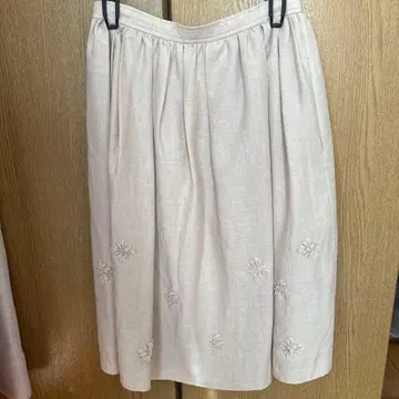 자수 베이지 플레어 스커트 무릎 기장