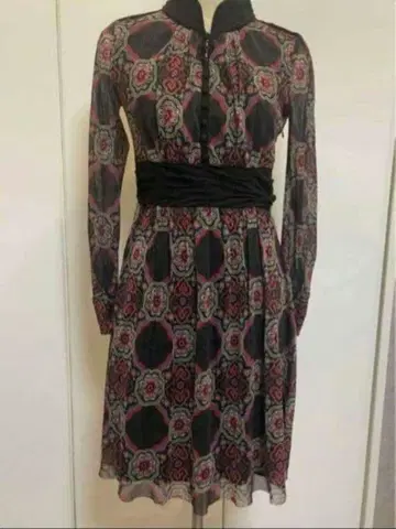 [ 비비안 탐 ] 무릎 기장 파워넷 원피스