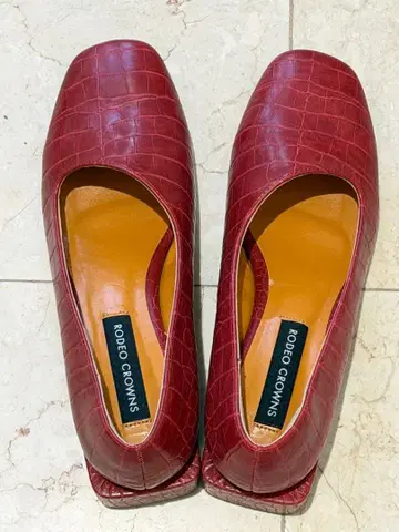 RODEO CROWNS 레드 크로커다일 무늬 펌프스