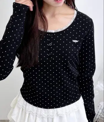 INGNI 헨리넥 레이스 부착 플레이트 로고 긴팔 리브 도트 상의