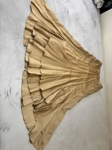 그레이스 콘티넨탈 / 골드 베이지 / 새틴 플레어 스커트 / 36