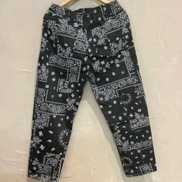 프릭스스토어 이지 팬츠 블랙 페이즐리 반다나 올 패턴
