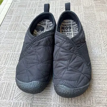KEEN 퀼팅 블랙 스니커즈