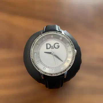 D&G 다이아몬드 장식 쿼츠 손목시계 새상품급