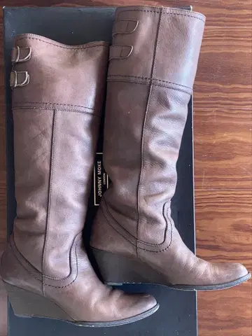 카키 가죽 웨지 힐 롱 부츠 JHONNYMOKE.LONDON