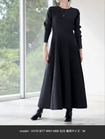 ur's 라운드넥 플레어 롱 니트 원피스