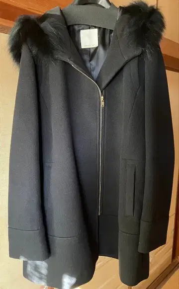 퍼가 달린 후드의 블랙 미들 기장 코트 사이즈 40