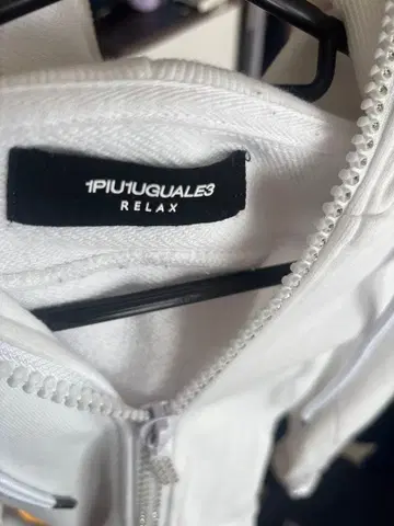 1PIU1UGUALE3 화이트 후드티