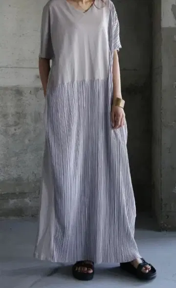 안티카 그레이 플리츠 절개 롱 원피스