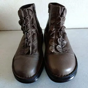 새상품급 가죽 프릴 디자인 숏부츠