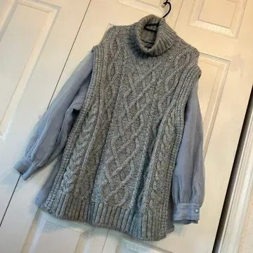 그레이 케이블 짜임 터틀넥 니트
