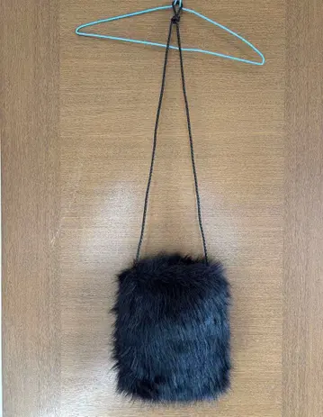 블랙 퍼 숄더백