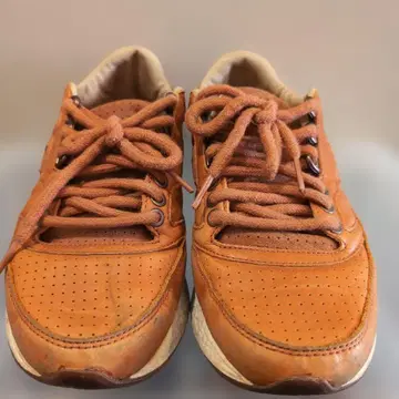 [ Saucony ] FREEDOM RUNNER DX 가죽 스니커즈