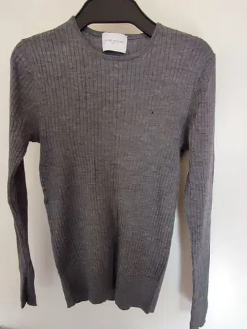 유나이티드 애로우즈의 울 캐시미어 실크 그레이 리브 니트