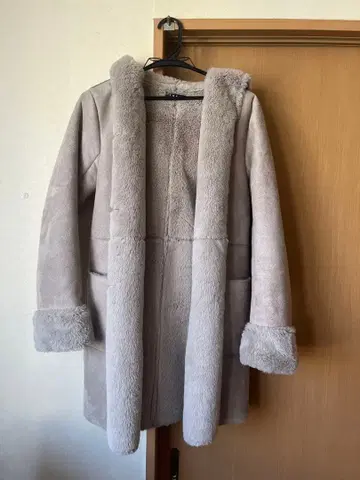 INGI 후드 부착 그레이 무스탕 코트