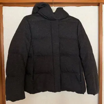 UNIQLO 다크 그레이 후드 부착 다운 자켓