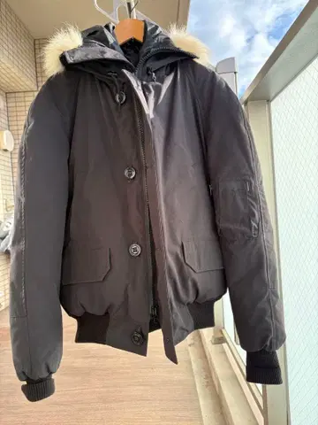 퍼 달린 블랙 다운 자켓