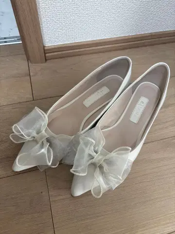 다이애나 화이트 리본 포함 플랫슈즈 펌프스 깔끔한