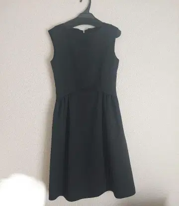 셀포드 블랙 슬리브리스 A라인 원피스