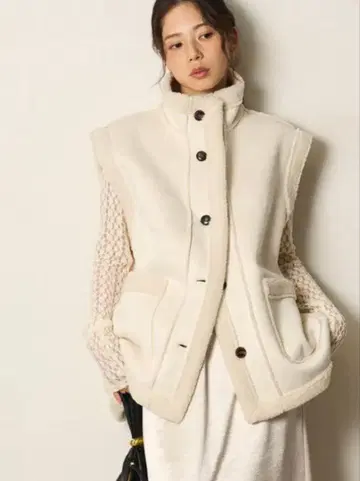 esica 에시카 동형 페이크 무스탕 스탠드 베스트 아이보리