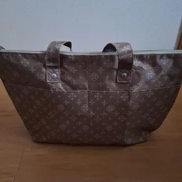 브라운 로고 패턴 토트백