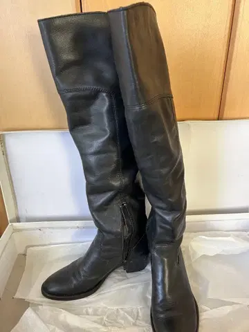 LUSSO MALENA 블랙 가죽 롱 부츠 중간 굽