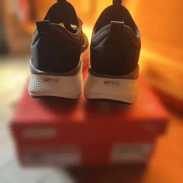 PUMA SOFTRIDE 블랙 스니커즈