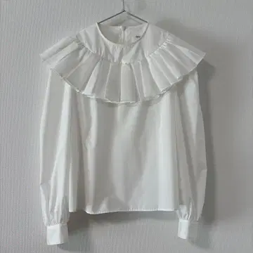OHGA의 프릴 블라우스