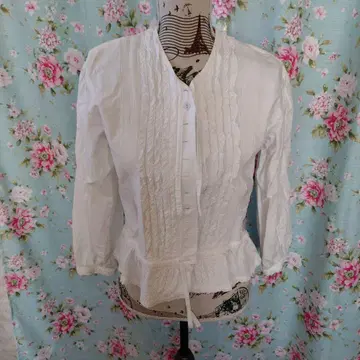 프릴 달린 화이트 긴팔 블라우스