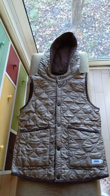 아멘 리버서블 후드 부착 퀼팅 베스트