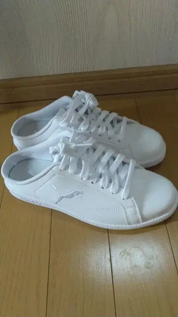 Puma 화이트 스니커즈 리본 22.5cm