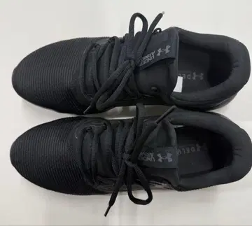 언더 아머 블랙 스니커즈