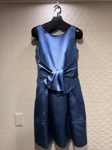 JUSGLITTY 슬리브리스 무릎 기장 원피스