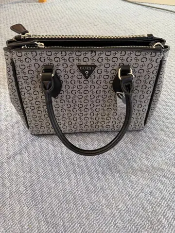 GUESS 그레이 모노그램 핸드백