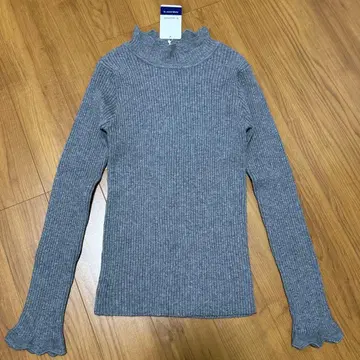 르 쿠르 블랑 그레이 프릴 리브 니트 하이넥 스웨터