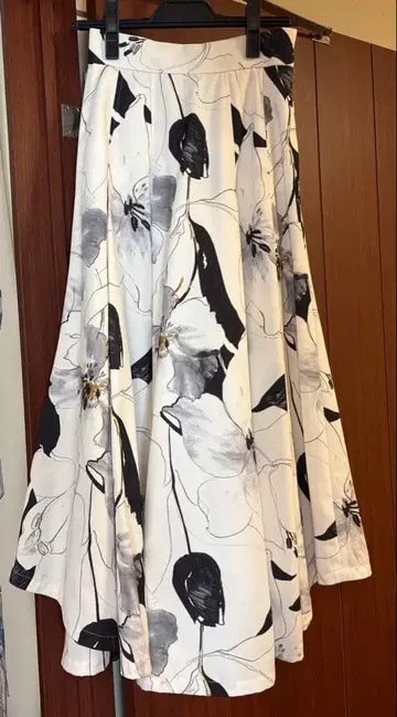 12/10까지 rienda 리엔다 아트 플라워 플레어 스커트 화이트 S