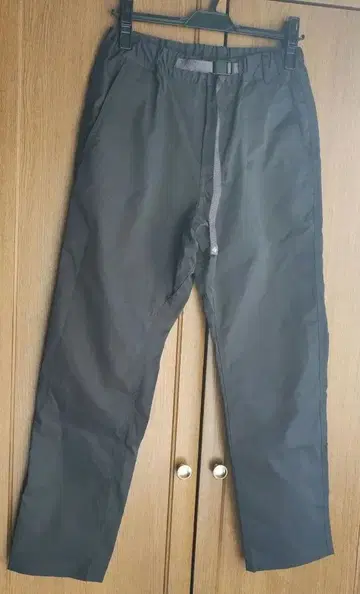 다크 그레이 워크 팬츠 조정 가능 벨트 포함