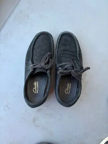 Clarks 블랙 워킹화 왈라비